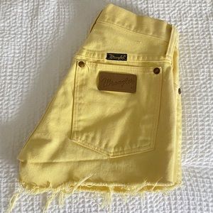 Wrangler Yellow Jean Shorts ! Size 25’ inch